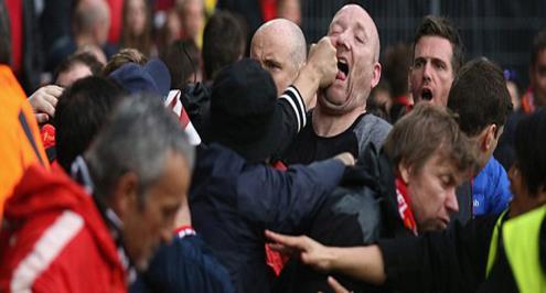 بالفيديو.. اشتباكات عنيفة بين جماهير ليفربول وإشبيلية.. والشرطة تدخل